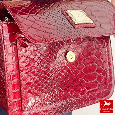 Bolsa vermelha texturizada com fecho dourado e logo Cavalinho Penafiel