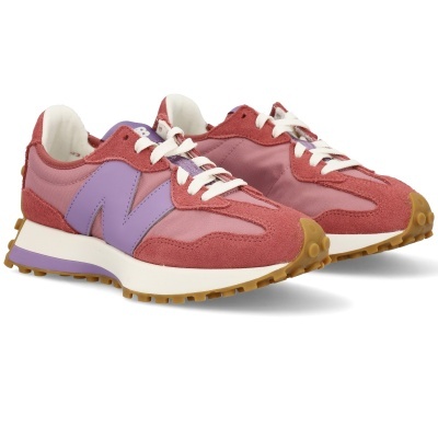 Sapatilhas desportivas rosa e roxas com sola bege e atacadores brancos.