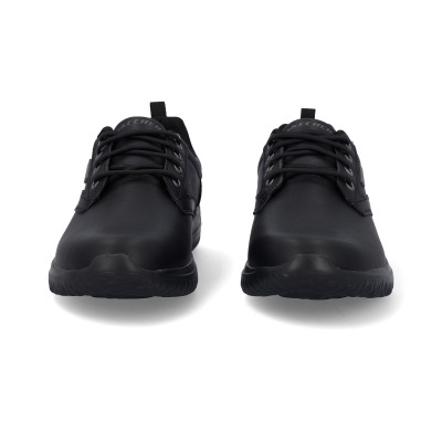 Par de sapatilhas desportivas pretas vistas de frente