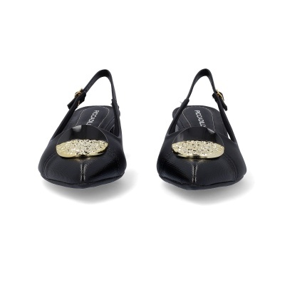 Par de sapatos pretos slingback com adorno dourado