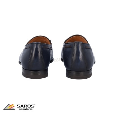 Par de sapatos azuis escuros em pele vistos de trás com interior castanho