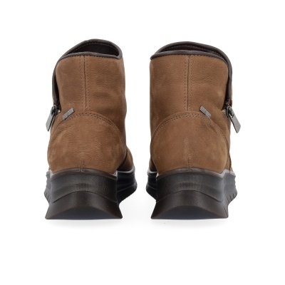 Botas castanhas de pele com sola preta e fecho de correr lateral