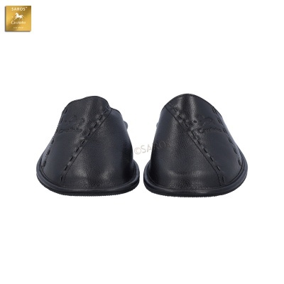 Pantufas pretas com costuras e padrão decorativo vistas de frente