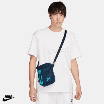 Homem a usar camisola branca OSAROS e bolsa transversal azul Nike