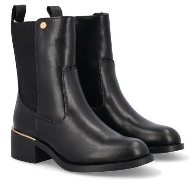 Botins pretos de pele com salto e detalhe metálico
