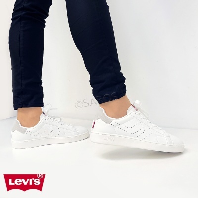 Ténis brancos Levi's com detalhes cinza e logo vermelho