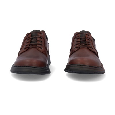 Par de sapatos marrons em couro com atacadores