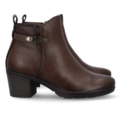 Botins castanhos em couro com salto quadrado e fivela lateral