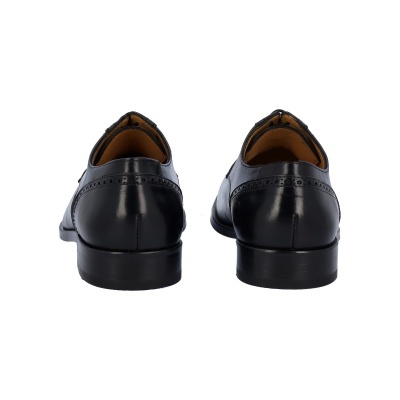 Par de sapatos sociais pretos de couro vistos de trás