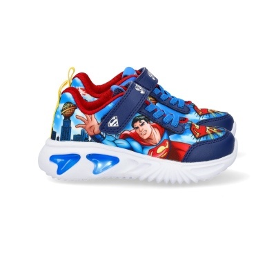 Sapatilhas infantis azuis com estampa do Superman e sola branca com detalhes azuis