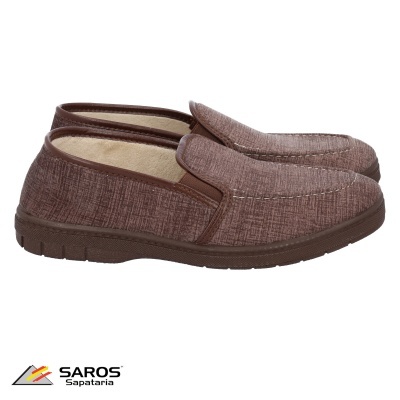 pantufas castanhas com textura de tecido grosso e solado escuro