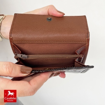 Carteira castanha com interior em tecido castanho e compartimento com fecho, detalhes em pele preta com padrão de crocodilo