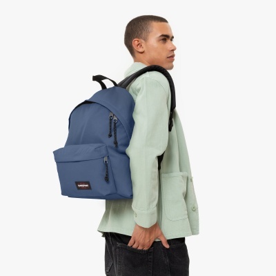 Mochila azul EASTPAK com bolso frontal usada por pessoa com casaco verde claro