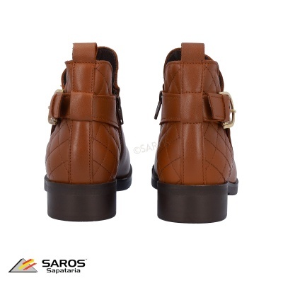 Botas castanhas de cano curto com fivela e padrão matelassê vista traseira