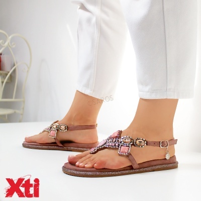 Sandálias rasas castanho com pedras decorativas em rosa e transparente