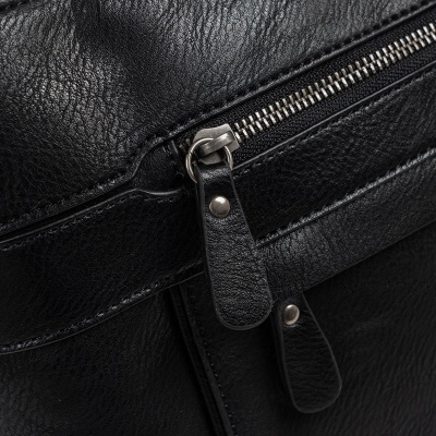 Mala preta em pele com fecho de correr metálico prateado