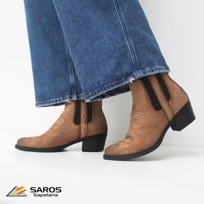 Botas chelsea castanhas em camurça com jeans azul escuro