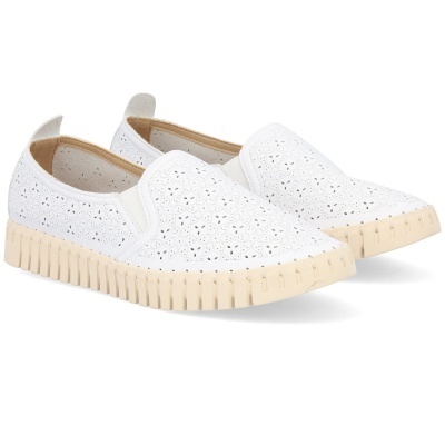 Sapatos mocassim brancos perfurados com sola bege espessa