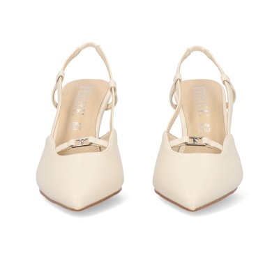 Sapatos de salto alto bege com slingback e detalhe metálico