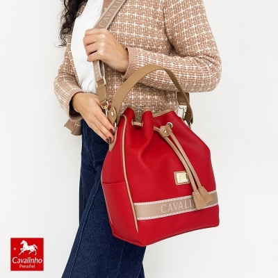 Mala de saco vermelha com detalhes bege e alça larga com texto CAVALINHO