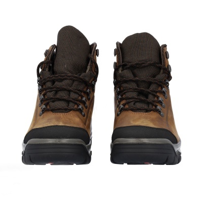 Par de botas castanhas com cadarços pretos e sola preta vistas de frente.