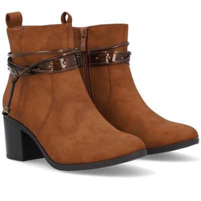 Botas castanho claro em camurça com salto e tira castanha brilhante