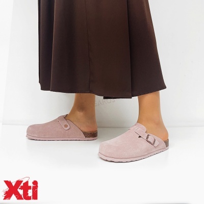 Sapatos mula rosa em camurça com fivela e sola branca, usados com saia castanha