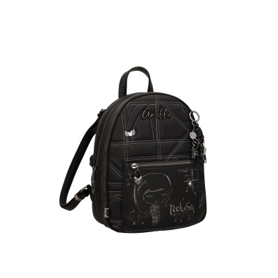 Mochila preta pequena com desenho e penduricalhos metálicos