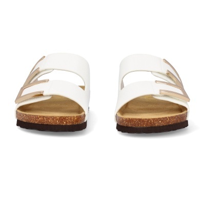 Sandálias brancas com tiras largas e fivelas douradas