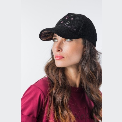 Boné preto felpudo com ilhóses coloridos e texto Anekke bordado