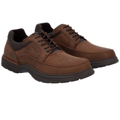 Sapatos masculinos castanhos com sola preta e cadarços castanhos