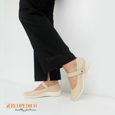 Sapatos Arcopedico bege claro com sola branca e tira ajustável, em fundo branco