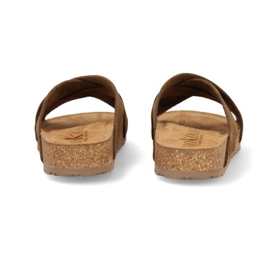 Sandálias castanhas com sola de cortiça vistas de trás