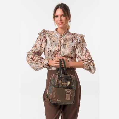 Mala feminina castanha e verde com padrão estampado e detalhes dourados