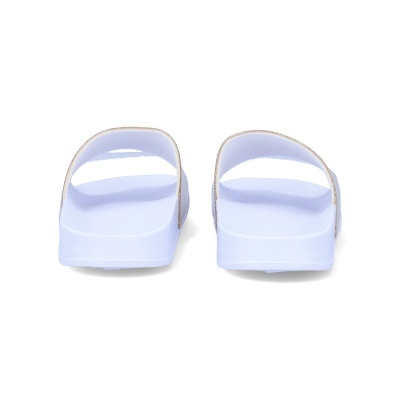 Par de chinelos brancos e dourados vistos de trás