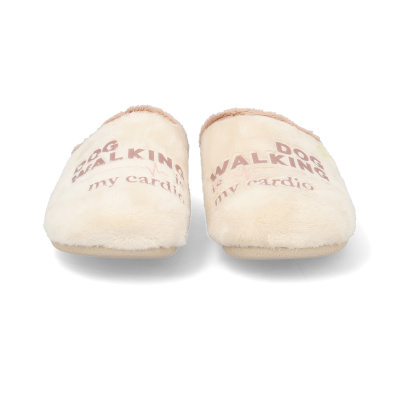 Chinelos tipo pantufas creme com pelo e texto DOG WALKING is my cardio