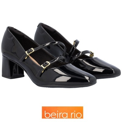 Sapatos femininos pretos de verniz com salto médio e tiras com fivelas douradas.