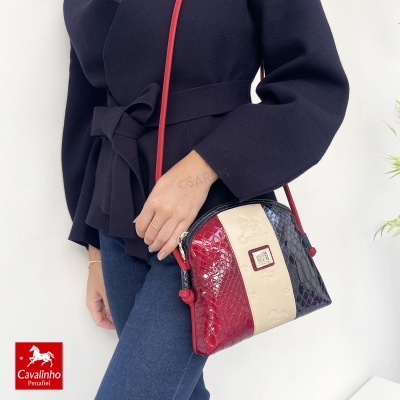 Mala de mão pequena tricolor com padrão tipo crocodilo e alça vermelha