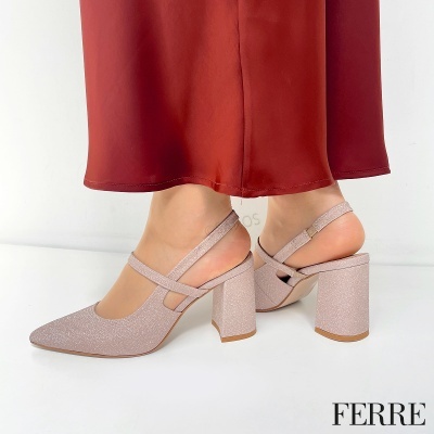 Sapatos rosa claro com salto alto e tiras, em fundo branco com logo FERRE