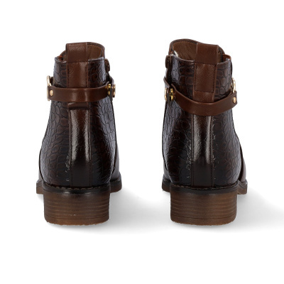 Botins castanhos de pele com textura de pele de crocodilo vistos de trás