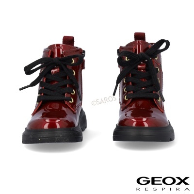 Botas vermelhas brilhantes para criança com atacadores pretos e sola preta.