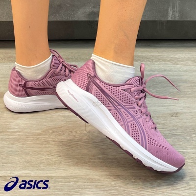 Ténis de corrida rosa Asics com sola branca e meias brancas