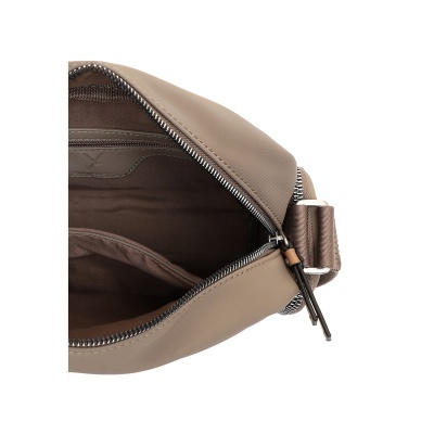Bolsa bege claro aberta com fecho metálico e alça castanha