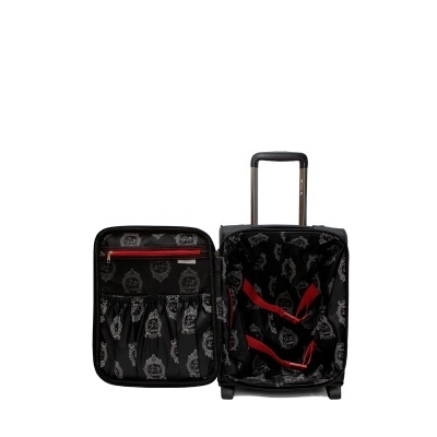Mala de viagem preta com padrão de caveiras e interior com correias vermelhas aberta