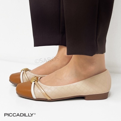 Sapatilhas bicolores bege e castanho com padrão matelassê e detalhe dourado