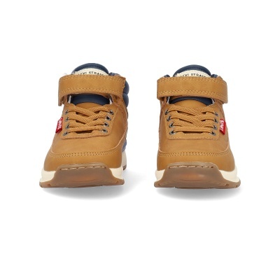 Sapatilhas castanhas para criança com fecho de velcro e atacadores.