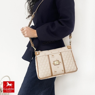 Bolsa feminina bege e camel da marca Cavalinho Penafiel com padrão de cavalos e ferraduras.