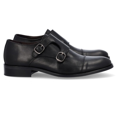 Sapatos de homem pretos de couro com fivelas duplas