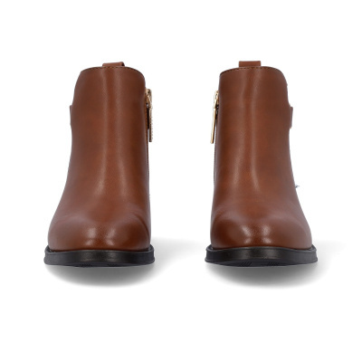 Botins castanhos de pele com sola preta e fecho dourado.