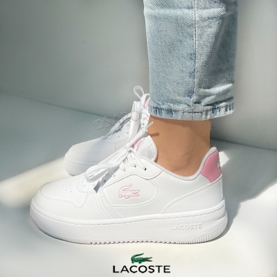 Ténis Lacoste brancos com detalhes rosa e símbolo crocodilo da Lacoste.